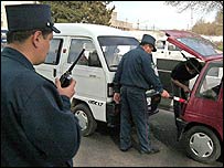Özbek polisi araçlarda arama yapıyor
