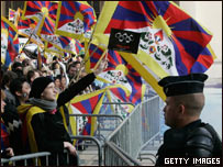 Manifestantes pró-Tibete são contidos pela polícia durante passagem da tocha por Paris