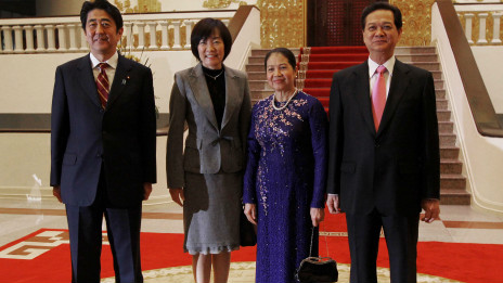 Hai thủ tướng Nguyễn Tấn Dũng và Shinzo Abe