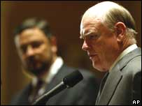 O secretário do Tesouro americano, John Snow, sendo observado pelo ministro da Fazenda, Antonio Palocci