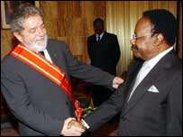 O presidente Luis Inácio Lula da Silva cumprimenta o presidente do Gabão, Omar Bongo, após receber a Grã Cruz da Estrela Equatorial (Foto Wilson Dias/ABr)