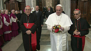 教宗方濟各（白衣中立者）