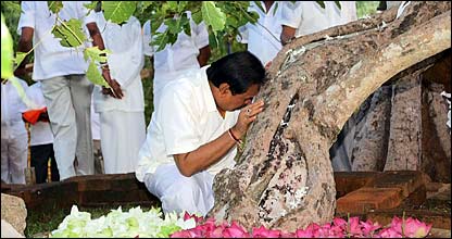 President Rajapaksa paid his respects to Sri Maha Bodhi on Monday (photo: Sudath Silva)