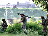 सीमा पर सुरक्षाकर्मी