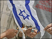 İsrail bayrağı yakan Filistinliler