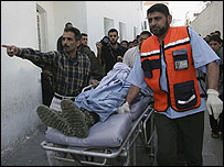 Yaralıları taşıyan Filistinli sağlık görevlileri