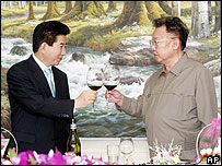 شمالی کوریا کے کمیونسٹ رہنما کِم جونگ اِل اور جنوبی کوریا کے صدر روہ موہیان