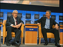 Henry Kissinger e Tony Blair participam de coletiva em Davos