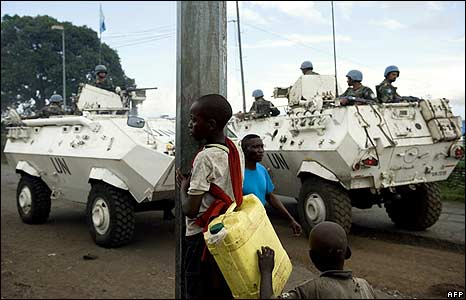 Xe tuần tra của LHQ đi ngang qua các em nhỏ