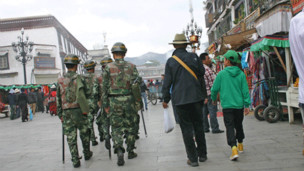 八廓街每隔几分钟就走过一队这样的武警巡逻队