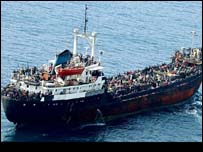 Mülteci taşıyan bir tekne (arşiv)