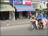 Chở thịt lợn trên đường phố Hà Nội