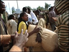 Người dân ở Boricha, Ethiopia xách túi gạo, ảnh tư liệu