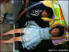 Hai em gái nghỉ trong lều ở Bắc Xuyên