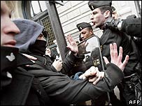 Fransız öğrenciler polisle çatışıyor