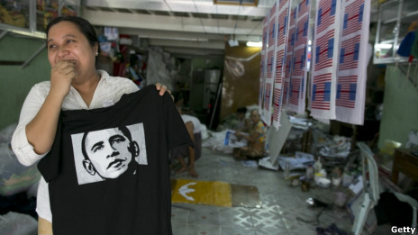 緬甸仰光一店主手持印有奧巴馬頭像的T恤衫（16/11/2012）
