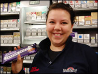 拿着糖果的售货员