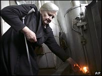 Belaruslu kadın doğalgaz ocağını yakıyor