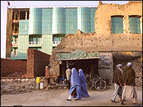 ساختمان يک هتل، در پشت ويرانه های کابل