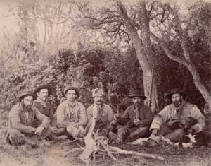 John Murray Thomas gyda chriw o arloeswyr