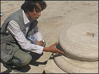 يک ستون پايه که از دستبرد کاوشگران غيرقانونی در بلخ مصون مانده است