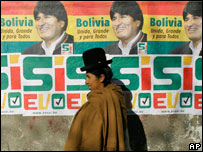 Indígena boliviana passa em frente a cartaz em apoio a Morales