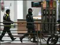 Policias inspecionam um posto de gasolina 