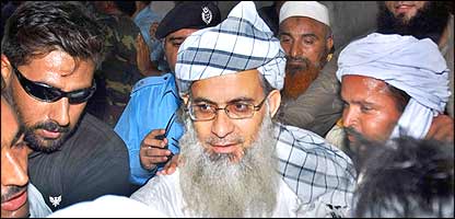 سکیورٹی اہلکار مولانا عبدالعزیز کو لا رہے ہیں