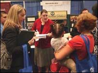 Nhiều người Mỹ thất nghiệp tìm việc tại các hội chợ việc làm