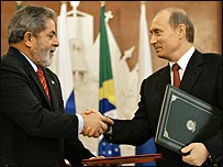 Lula e o presidente russo, Vladimir Putin, durante cerimônia em Moscou (Foto: Ricardo Stuckert/PR)