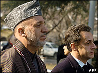 Hamid Karzai và Nicolas Sarkozy trước khi hội đàm tại Kabul (ngày 22/12/2007)