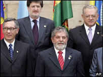 Líderes se comprometeram a acabar com o analfabetismo até 2015