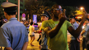 数百名黑人上街抗议、引发骚乱