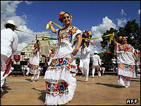 شادمانی مردم مکزیک در کنار هرم چیچن ایتزا 