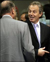 O premiê britânico, Tony Blair (dir), e o presidente francês, Jacques Chirac, conversam na cúpula em Bruxelas