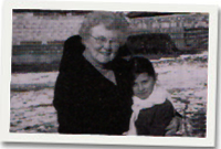 Mrs beti Williams gyda un o blant Rwmania