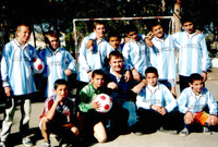 Dylan Llewellyn â rhai o blant Orphanage#1 yn Baku