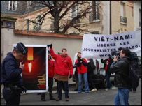Phóng viên không biên giới biểu tình trước ĐSQ Việt Nam 10.12.08
