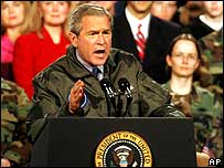 Bush em discurso em base militar no Alasca