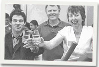 Mike Phillips gydag Elizabeth a Dyfrig Davies 