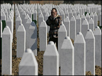 Srebrenitsa yakınlarındaki yeni mezarlık