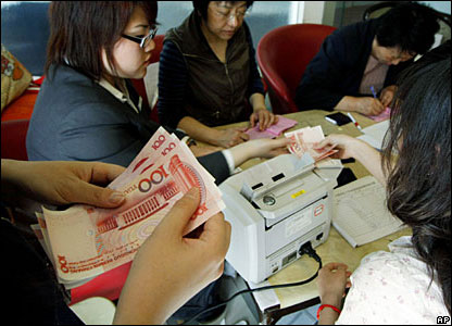 Các nhân viên đếm tiền tại văn phòng của Hội Chứ thập Đỏ ở Thượng Hải, 14/05