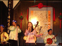 Biểu diễn ca nhạc cho khách du lịch