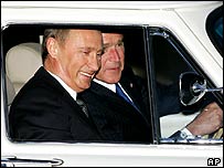 Vladimir Putin'in arabasını süren George Bush