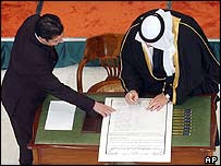 Líderes iraquianos assinam Constituição provisória