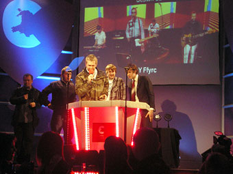 Y Ffyrc yn casglu gwibr