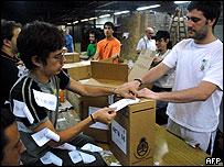 Funcionários preparam cédulas de votação para eleição de domingo