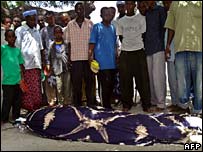 جمعیت در کنار جسد احمد علمی در موگادیشو