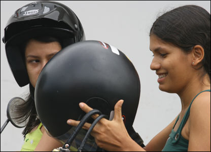 Hai cô gái ở Parintins