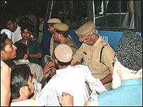 पुलिस के साथ मौलाना नसीरुद्दीन